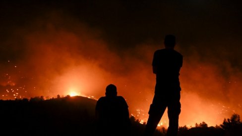 PAKLENA NOĆ OČEKUJE GRČKU, POŽARI SE RAZBUKTALI: Evakuacije širom zemlje, samo danas izbila 64 nova žarišta (VIDEO)