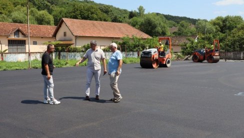 Završava se asfaltiranje sportskog terena u Pečanici