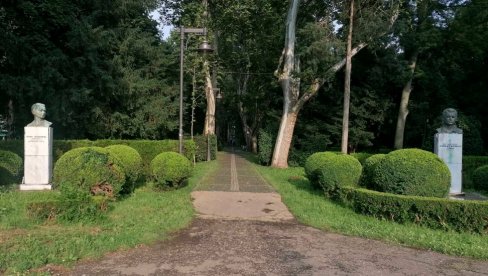 STOJE ZAJEDNO, KAO NEKADA NA FUDBALSKOM TERENU: Simbolika spomenika na ulazu u Gradski park u Vršcu (FOTO)