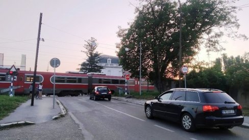 OPREZNO PREKO PRUGE: Na prelazu ispod Štofare u Paraćinu kvar branika