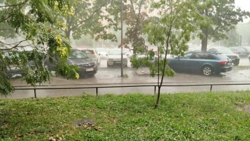 НЕВРЕМЕ СТИГЛО У НОВИ САД: Пљуштала киша и падао град (ФОТО) НЕВРЕМЕ СТИГЛО У НОВИ САД: Пљуштала киша и падао град (ФОТО)