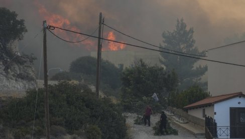 VATRENA STIHIJA GUTA OSTRVO ANDROS: Izgorela cisterna sa vodom, pojavačaju se vatrogasne snage