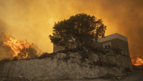 VATRENA STIHIJA GUTA GRČKU: Stradao muškarac, buknulo 45 novih požara
