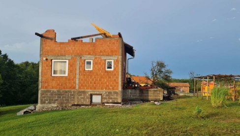 OLUJA ODUVALA KROV I POTKROVLJE: Strašne posledice nevremena u Gradišci