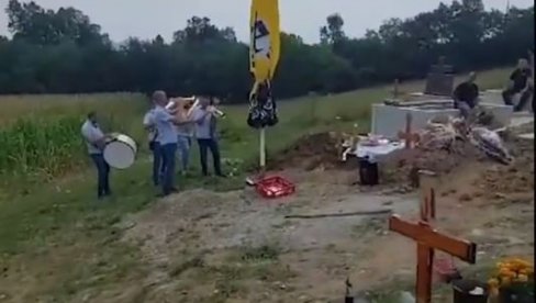 ЧАЧАНИН ОД СОПСТВЕНЕ САХРАНЕ НАПРАВИО ДЕРНЕК: Родбина наручивала песме, трубаче китили бакшишом (ВИДЕО) ЧАЧАНИН ОД СОПСТВЕНЕ САХРАНЕ НАПРАВИО ДЕРНЕК: Родбина наручивала песме, трубаче китили бакшишом (ВИДЕО)