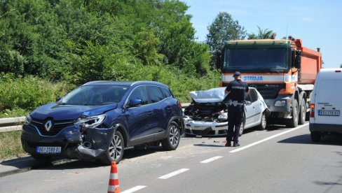 LANČANI SUDAR KOD KRALJEVA: Učestvovala četiri vozila, dve osobe povređene (FOTO)