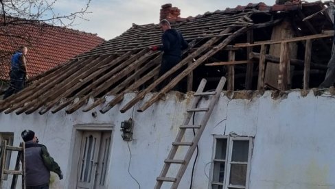 POMAGAO SIROTINJU, A SAD NJEGOVA KUĆA PROPADA: Meštani sela Pečenjevce samoinicijativno obnavljaju kuću Tome Zdravkovića (FOTO)