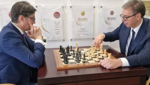 LEPA PARTIJA! Vučić i Pendarovski odigrali šah (FOTO)