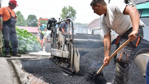 ASFALTIRANJE U BATINCU: Radovi u toku (FOTO)