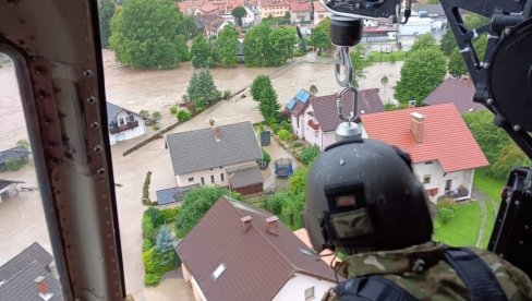 ВОЈСКА СПАСАВА ЉУДЕ ОД ВОДЕНЕ БУЈИЦЕ У СЛОВЕНИЈИ: Ситуација у Шкофји Локи на ивици хуманитарне катастрофе (ФОТО)