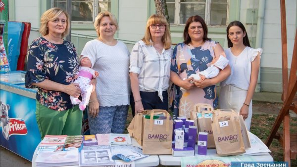 ПОМОЋ БУДУЋИМ РОДИТЕЉИМА:  Светска недеља дојења обележена кроз практичне савете у Зрењанину (ФОТО)