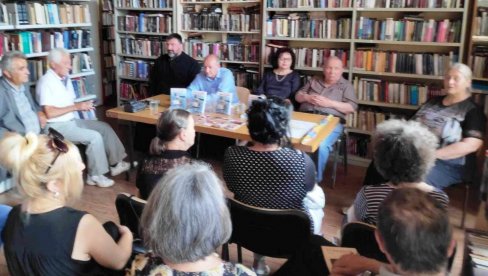 ŽIVI SEĆANJE NA GENERALA GOJKOVIĆA: Promocija knjige Mladena Stevića u paraćinskoj biblioteci (FOTO)