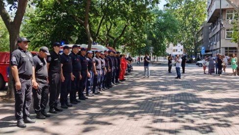 SPREMATE SE ZA BITKU, JER DOLAZI POŽAR ŠIROK JEDAN KILOMETAR Srpski vatrogasci se posle 10 dana borbe spasili naselje od 40 kuća (FOTO)