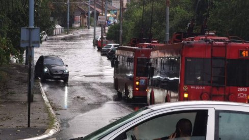 METEOALARMI NIKAKO DA SE UGASE, RHMZ SE OGLASIO I OVOG JUTRA: Evo hoćemo li se kriti od grmljavine i pljuskova za vikend