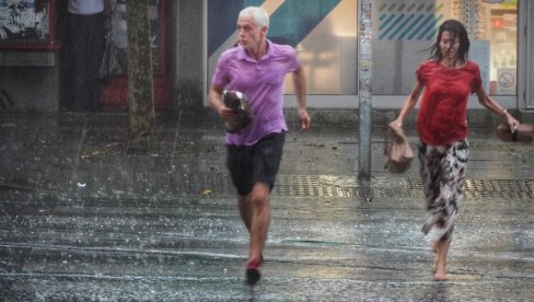 U BEOGRADU PONOVO NEVREME: Kiša pada, sevaju munje, RHMZ dao novu najavu za prestonicu