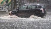 PUCAJU GROMOVI, MUNJE SEVAJU: Beograd je već na udaru snažnog nevremena, pljusak pada nezaustavljivom jačinom, ljudi beže po ulicama (VIDEO)