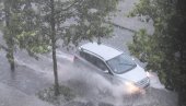 НАЈНОВИЈЕ УПОЗОРЕЊЕ РХМЗ: Стижу пљускови, грмљавина, олујни ветар - цела Србија под метеоалармом