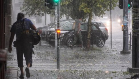ЦРНО НЕБО НАДВИЛО СЕ НАД ГРАДОМ Олује тутње Србијом: Јака киша у Чачку, следећи на удару и ови градови (ВИДЕО)