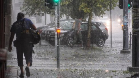 HITNO UPOZORENJE RHMZ: U narednih sat vremena pljuskovi sa grmljavinom, moguć i grad (FOTO)