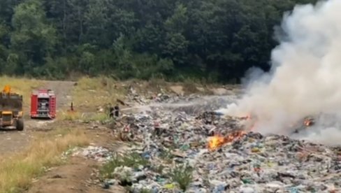 ПОЖАР НА ДЕПОНИЈИ КОД ТРСТЕНИКА: Ватрогасци спречили катастрофу (ВИДЕО)