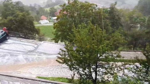 GRAD ZABELEO POJEDINE DELOVE SLOVENIJE: Nevreme se kreće još jače u ovoj zemlji, bujica sravnila kuću sa zemljom (VIDEO)