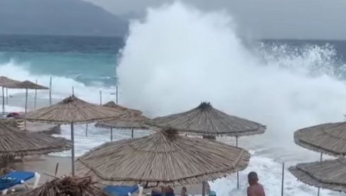 УСРЕД НЕВРЕМЕНА У ЦРНОЈ ГОРИ УШЛИ У МОРЕ ДА СЕ КУПАЈУ, ЈЕДАН УНЕО И СУНЦОБРАН: Невиђене сцене на приморју (ВИДЕО)