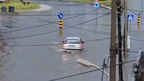 AUTOMOBILI PLOVE ULICAMA: Nevreme napravilo haos u Vršcu, saobraćaj paralisan (VIDEO)