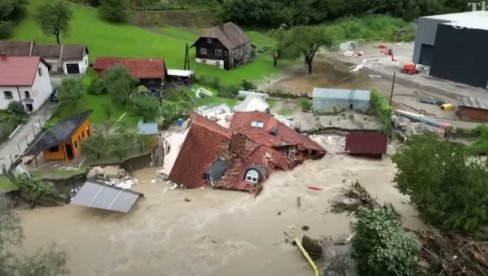 ПОПЛАВЕ У СЛОВЕНИЈИ: Људи су само гледали како вода руши оно што су градили цео живот (ФОТО)