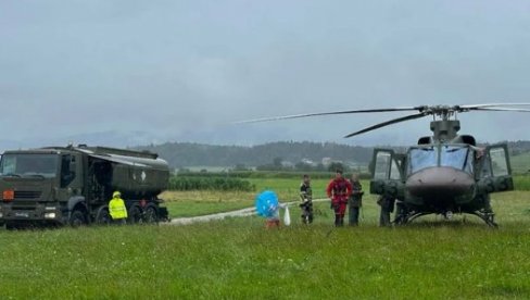 ПРЕСЛАДАК ПРИЗОР СТИЖЕ ИЗ ПОПЛАВАМА РАЗОРЕНЕ СЛОВЕНИЈЕ: Дечак са плавим кишобраном освојио срца (ФОТО)