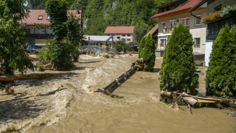 PRILIKOM RONJENJA NALETEO NA TOPOVSKU GRANATU: Nabujale vode u Sloveniji nosile bombe, mine, neeksplodirana ubojna sredstva