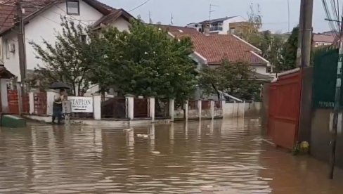 БЕОГРАД ПОСЛЕ КИШЕ ОСТАО ПОД ВОДОМ: У појединим улицама саобраћај отежан, најкритичније у овом делу (ВИДЕО)