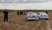 PRVE SLIKE SA MESTA PADA AVIONA U BATAJNICI: Hitna pomoć i vatrogasci na terenu (FOTO) PRVE SLIKE SA MESTA PADA AVIONA U BATAJNICI: Hitna pomoć i vatrogasci na terenu (FOTO)