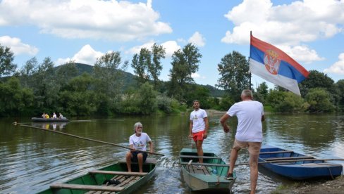 OVO SU NAJJAČI VESLAČI NA SVETU: Trka na na Zapadnoj Moravi, čamce voze samo s motkom (FOTO/VIDEO)