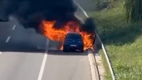 BUKTINJA NA AUTO-PUTU, GORI AUTO NA KONJARNIKU: Vatra potpuno progutala vozilo (VIDEO)