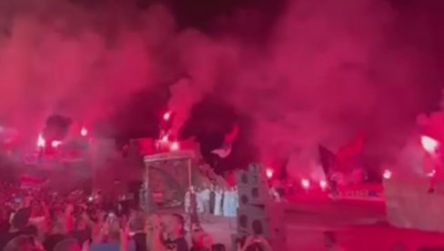 DA SE VOJSKA, MAJČICE, NA KOSOVO VRATI: Veličanstvene slike sa koncerta za KiM u Herceg Novom (VIDEO) DA SE VOJSKA, MAJČICE, NA KOSOVO VRATI: Veličanstvene slike sa koncerta za KiM u Herceg Novom (VIDEO)