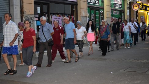 KORZO I DISKO PONOVO U KIKINDI: U subotu uveče ponovo šetali i đuskali na Starom jezeru