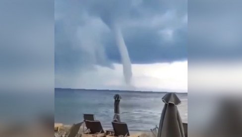 ТОРНАДО НА ХАЛКИДИКИЈУ: Објављен снимак олује која је направила хаос на плажи, повређене четири особе (ВИДЕО)