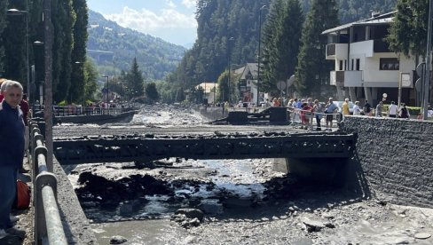 IZ BUJICE SPASENO PETORO LJUDI: Poplave u italijanskom gradu Bardonekija