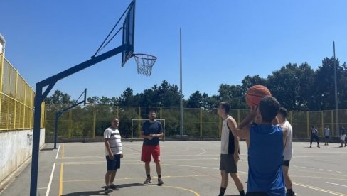 PRIKUPLJALI POMOĆ ZA MITROIĆE: Održan sportsko-humanitarni turnir u Kumodraž selu