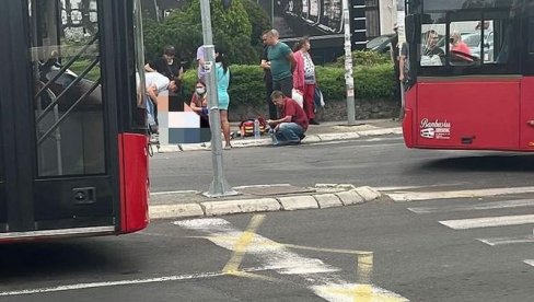 POZNATO STANJE MAJKE I ĆERKE: Udario ih autobus dok su prelazile ulicu na pešačkom prelazu