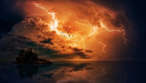 SPREMA SE GRMLJAVINSKA BOMBA: Na Jadranu haos, već udara 5000 munja - Hrvatska se sprema za ozbiljan udar SPREMA SE GRMLJAVINSKA BOMBA: Na Jadranu haos, već udara 5000 munja - Hrvatska se sprema za ozbiljan udar