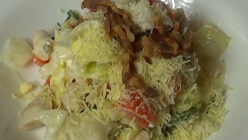 OBROK SALATA KOJU ĆETE OBOŽAVATI: Dijetalna varijanta omiljene Cezar salate, predivan spoj ukusa kojim nećete odoleti