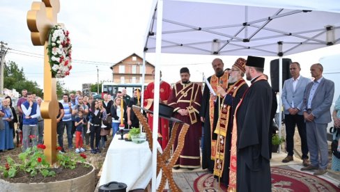 SURČIN DOBIJA TREĆI HRAM: Episkop Vasilije osveštao je krst i zemljište za izgradnju crkve posvećen rođenju Presvete Bogorodice