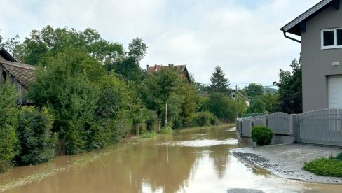 КУЋЕ И УЛИЦЕ ПОД ВОДОМ: Ванредна ситуација због кише на територији општине Петровац на Млави (ВИДЕО)