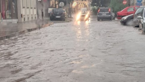 POTOP NA ULICAMA ZRENJANINA: Nevreme napravilo velike probleme u centru grada  (FOTO/VIDEO)