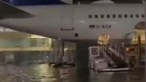 DRAMATIČNI VIDEO S FRANKFURTSKOG AERODROMA: Na ulici gejzir, na pisti jezero, u zgradi bujica (FOTO/VIDEO)