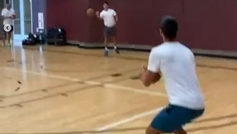 ĐOKOVIĆ SIPAO TROJKE: Nole pokazao košarkaške veštine i poslao poruku ruskoj legendi (VIDEO) ĐOKOVIĆ SIPAO TROJKE: Nole pokazao košarkaške veštine i poslao poruku ruskoj legendi (VIDEO)
