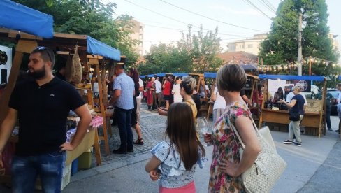 LETNJA MANIFESTACIJA U PARAĆINU: Kod donjeg parka 8. „Vinska promenada“