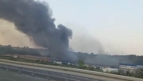 POŽAR PORED OBILAZNICE KOD OSTRUŽNICE: Vije se gust crn dim (VIDEO)