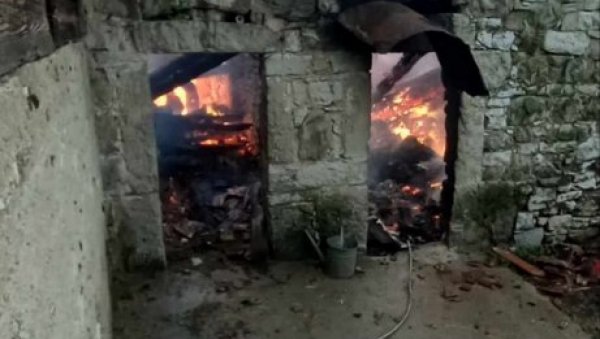 ГРОМ УДАРИО У ДОМАЋИНСТВО ПАПИЋА: Општина Никшић помаже домаћинима ГРОМ УДАРИО У ДОМАЋИНСТВО ПАПИЋА: Општина Никшић помаже домаћинима